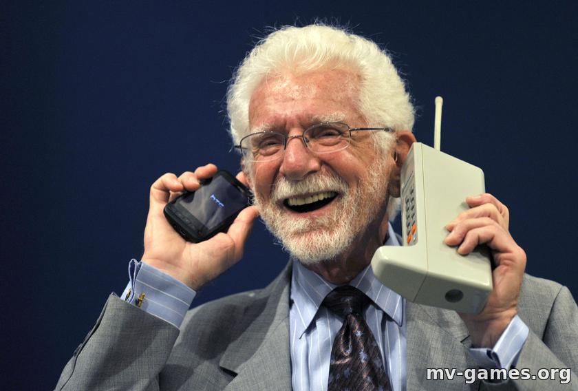 Сегодня день рождения мобильного телефона: 48 лет назад был совершен первый звонок с помощью 1,5-килограммового Motorola DynaTac